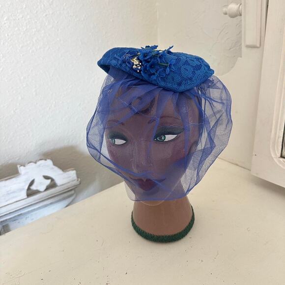 Vintage 1950s Women’s Blue Lace Fascinator Hat Veil Floral Accent Retro Glam - Picture 1 of 3